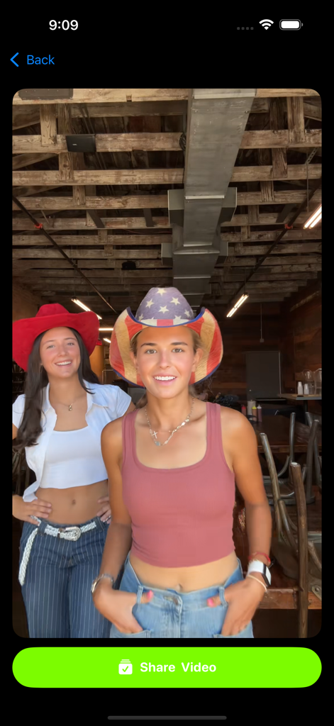 SaveTik : TikTok Videos Saver - Interface do aplicativo SaveTik mostrando uma prévia de vídeo do TikTok com um grande botão verde Compartilhar Vídeo na parte inferior