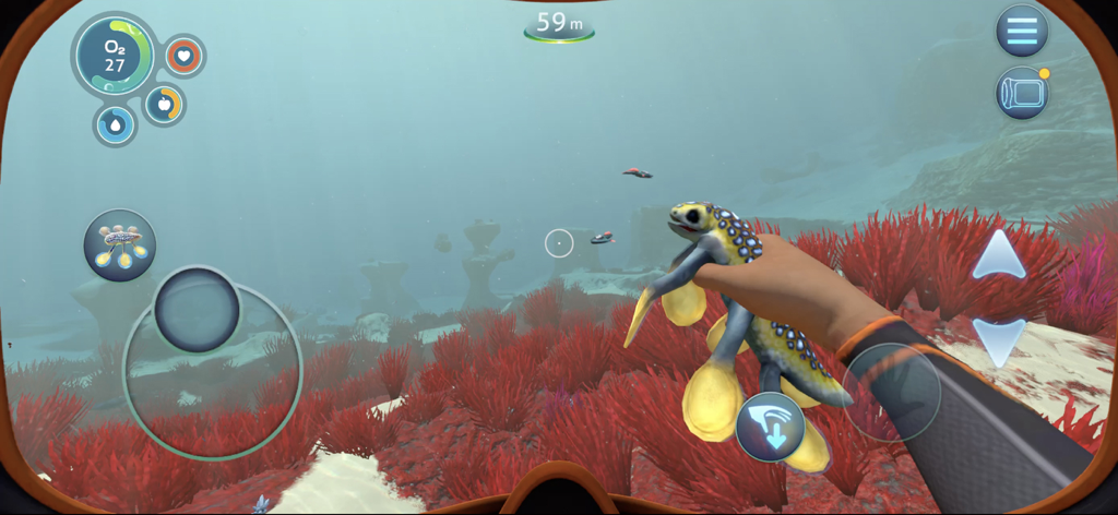 Subnautica - Vista in prima persona del gameplay mobile di Subnautica che mostra un giocatore che tiene un pesce alieno colorato in una barriera corallina subacquea con controlli touch