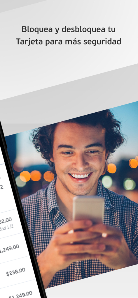 Tarjeta Falabella México - Un hombre sonriente usando su smartphone para bloquear y desbloquear su tarjeta Falabella por seguridad
