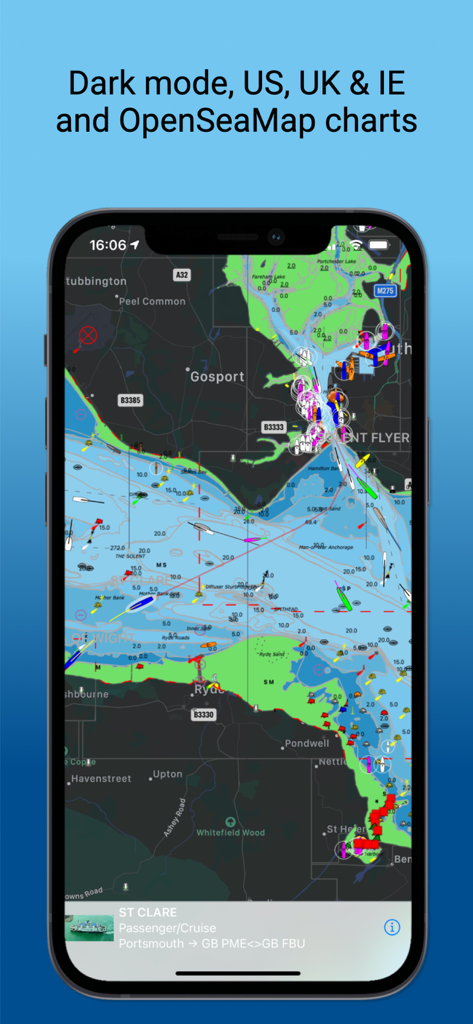 Boat Watch - Ship Tracking - L'interface de l'application Boat Watch affichant une carte maritime en mode sombre avec des icônes de navires et des informations de suivi
