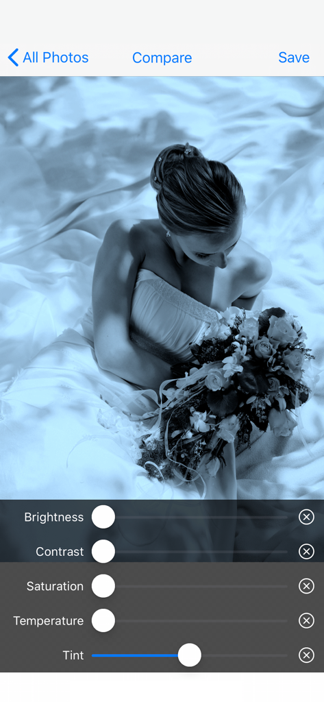 Interfaccia dell'app Color Control che mostra un effetto di tinta blu applicato a una foto di matrimonio con cursori