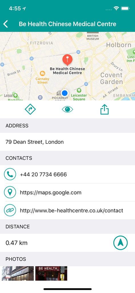 Around Me Place Finder - Around Me Place Finderアプリのインターフェース。ローカルビジネスの地図上の場所と連絡先情報を示しています。