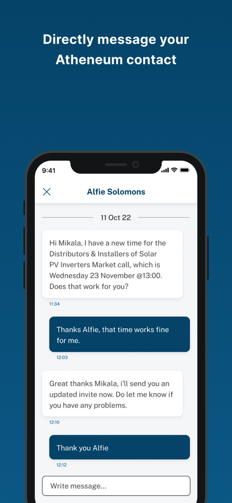Interface de chat no aplicativo do Atheneum Hub mostrando uma conversa de mensagem direta entre um especialista e um contato para agendar uma consulta de mercado