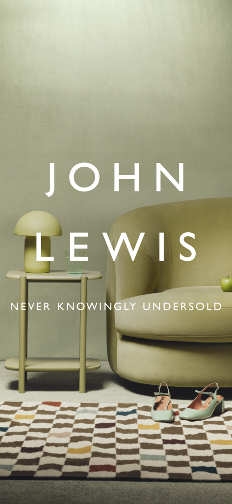 Eine stilvolle Wohnzimmerszene mit einem grünen Sessel und einer modernen Lampe für die John Lewis und Partners App.