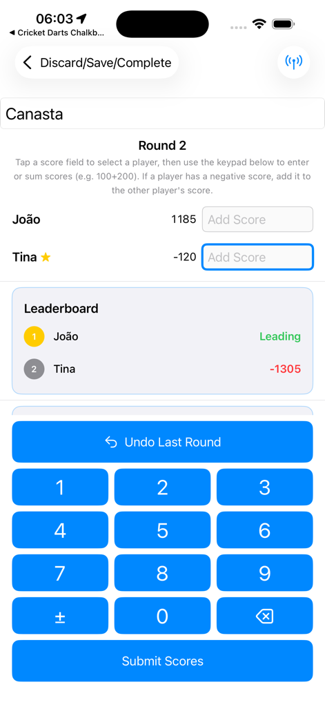 Interface do aplicativo móvel para rastrear pontuações de jogos de cartas de Canastra com um placar e teclado numérico.