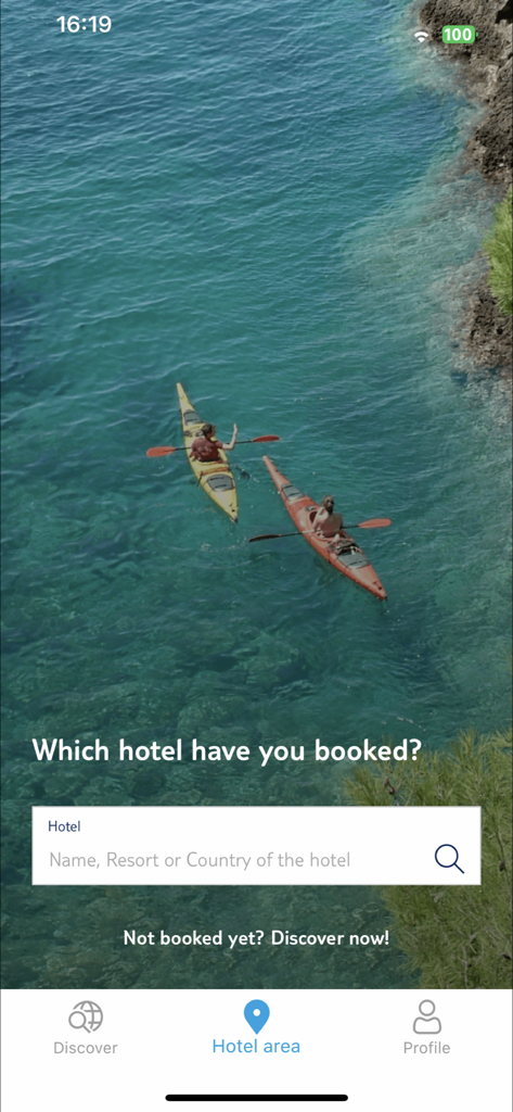 BLUE App - holiday planner - ターコイズブルーの水面でカヤックを楽しむ2人の背景画像とともに、予約したホテルを検索するよう促すBLUE Appのモバイルアプリインターフェース