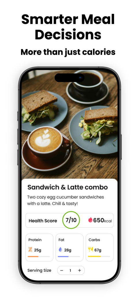 caKao AI - Calories & Fitness - Smartphone mit der caKao AI App mit einem Foto eines Sandwiches und Lattes, analysiert auf Kalorien, Makros und einen Gesundheits-Score