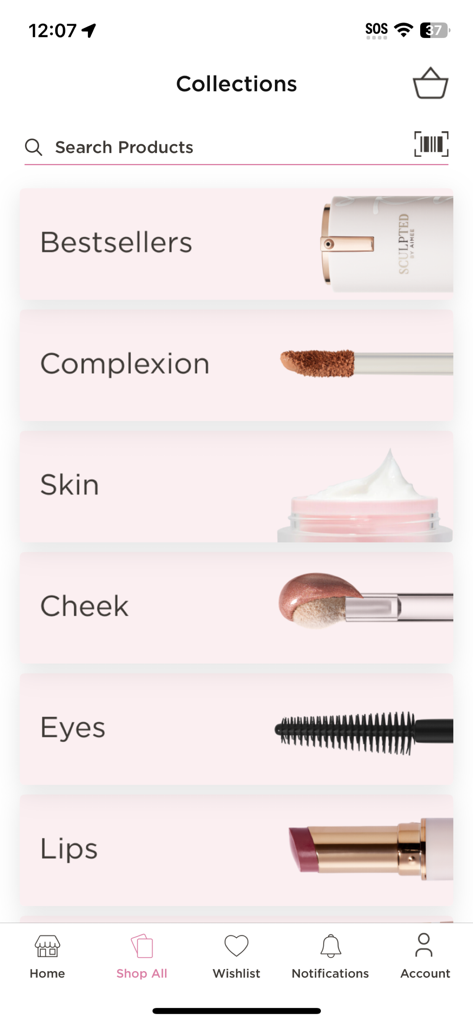 Interfaz de la aplicación móvil que muestra categorías de productos de maquillaje, incluyendo los más vendidos, tez, piel y ojos de Sculpted by Aimee.