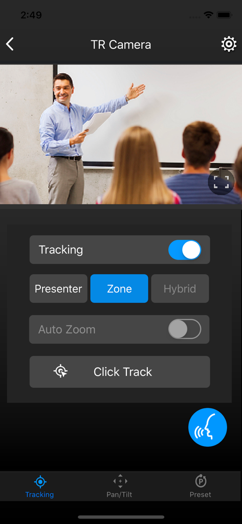 Interfaccia dell'app PTZ Control Panel che mostra le impostazioni di auto-tracking e un feed video live di un insegnante in un'aula