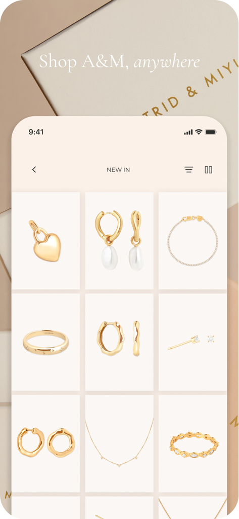 Astrid & Miyu - Astrid and Miyuのモバイルアプリに表示された、イヤリングやリングを含むゴールドジュエリーのコレクション