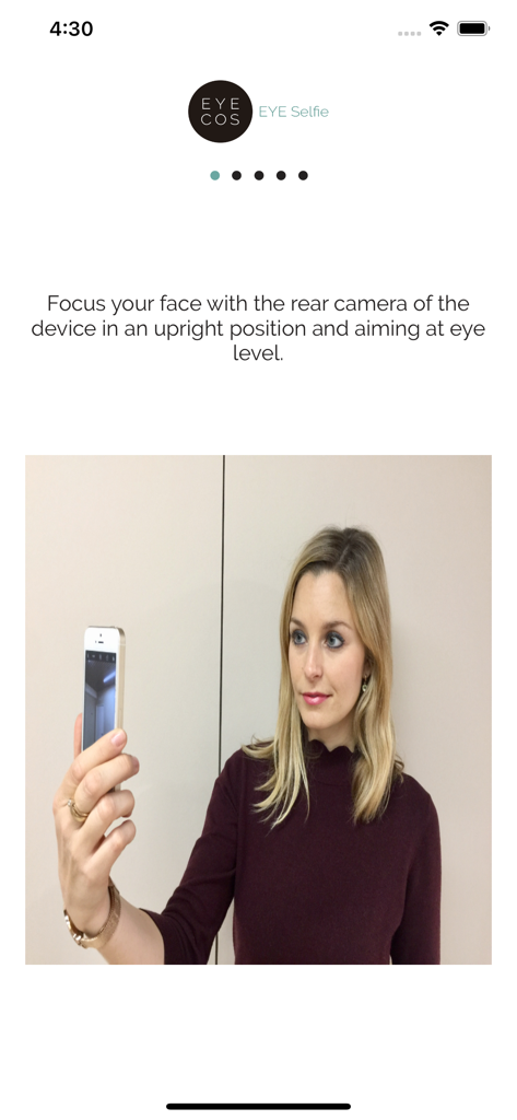 EyeCos EYE Selfie - Una mujer siguiendo las instrucciones de la aplicación para tomar una foto ocular de alta calidad usando la cámara trasera de su smartphone.