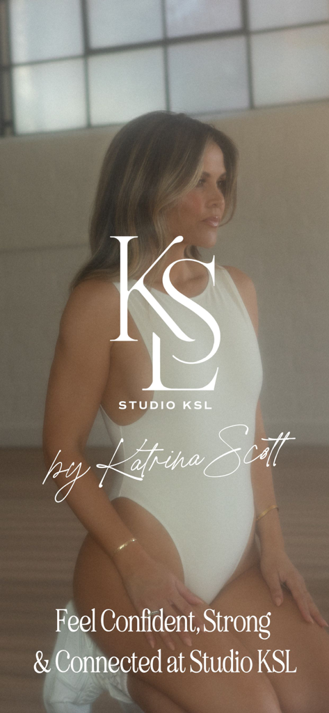 Katrina Scott가 Studio KSL 피트니스 앱을 홍보하며 자신감과 근력을 강조하는 포즈를 취하고 있음