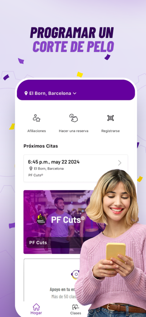 Planet Fitness Spain - Uma mulher usando o aplicativo Planet Fitness Espanha para agendar um corte de cabelo em uma unidade do ginásio.