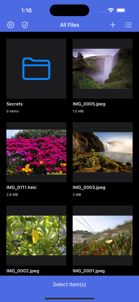 SecurePad Media Vault - Interfaz de SecurePad Media Vault mostrando carpetas privadas y una galería de fotos cifrada.