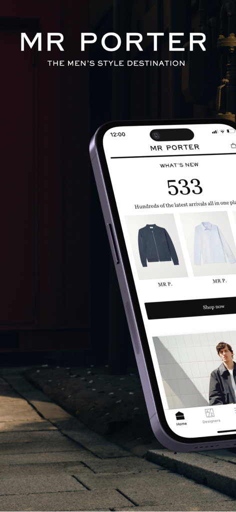 MR PORTER: Shop men’s fashion - MR PORTERアプリのインターフェースが、新しい高級メンズウェアの入荷とブランドスローガンを表示しているスマートフォン