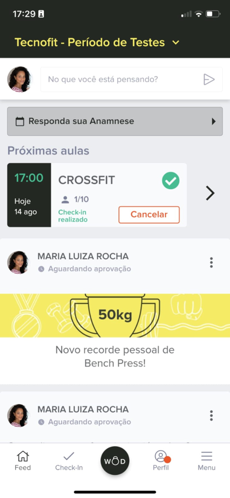 Tecnofit Box - Tela móvel do aplicativo Tecnofit Box mostrando uma timeline social com um recorde pessoal de supino e um check-in de aula de CrossFit.
