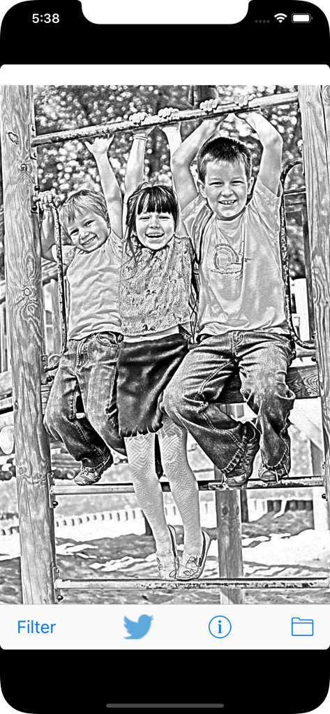 Sketch Shine - pencil drawing - Tres niños sonriendo en un patio de recreo con un efecto de boceto a lápiz en blanco y negro aplicado con la aplicación Sketch Shine
