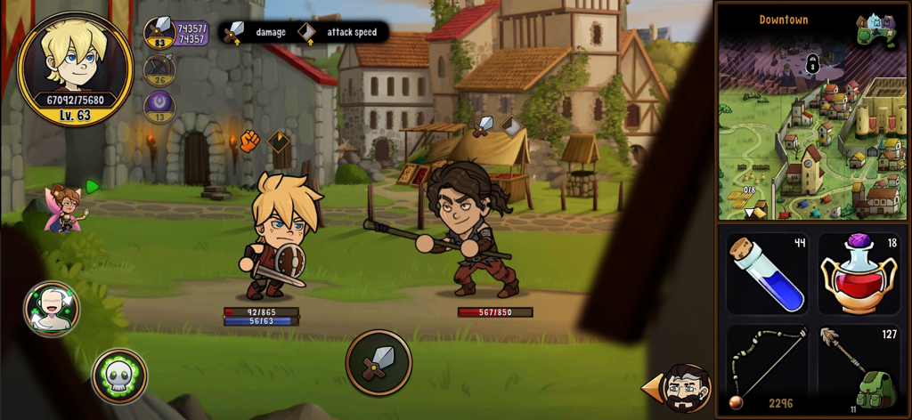 Escena de combate de Hero Tale Idle RPG mostrando a un héroe luchando contra un enemigo en un pueblo medieval con minimapa e inventario