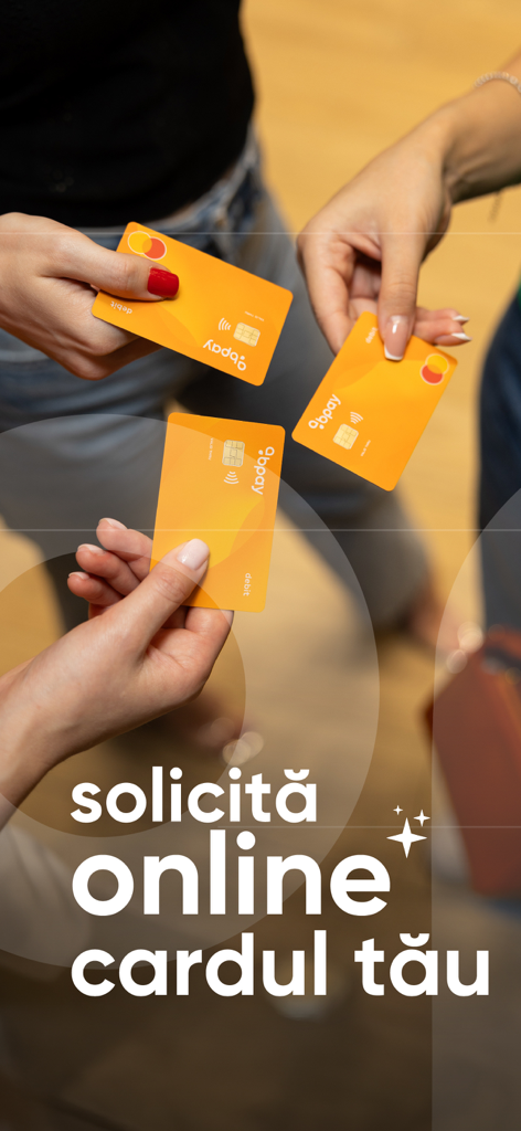 Três mãos segurando cartões de débito BPay laranja com texto em romeno dizendo peça seu cartão online