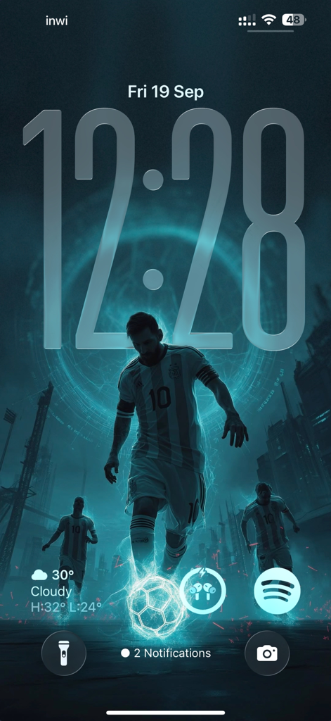 Ultimate Soccer Wallpapers Hub - Pantalla de bloqueo de iPhone con un fondo de pantalla de fútbol estilizado de Lionel Messi con efectos de brillo azul neón