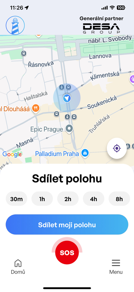 Maják - Pantalla de la aplicación Majak que muestra una interfaz de mapa con opciones de duración de la compartición de ubicación y un prominente botón SOS rojo.