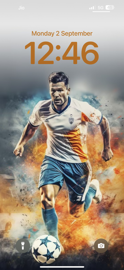 Football Wallpaper HD 4k - Un jugador de fútbol corriendo con un balón sobre un fondo de fuego como pantalla de bloqueo del teléfono