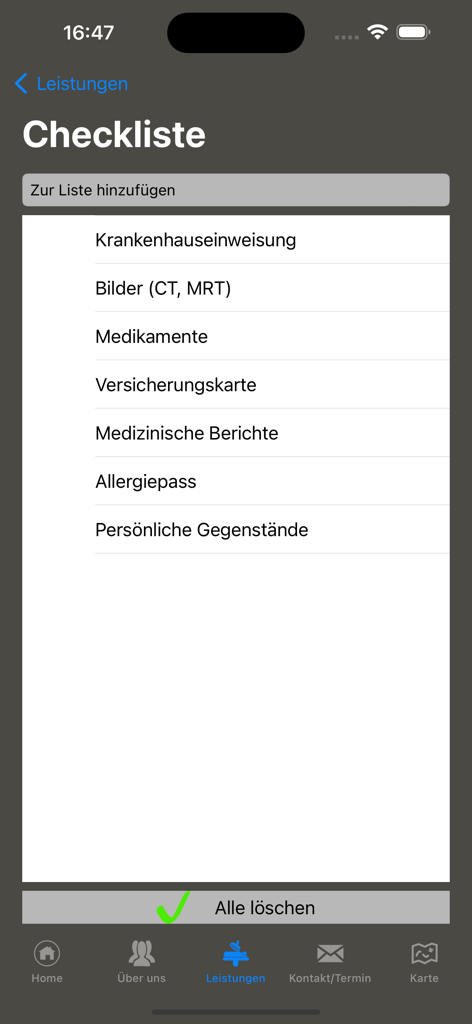 Tela de aplicativo móvel mostrando um checklist para pacientes para admissão hospitalar com itens como relatórios médicos e cartão de seguro
