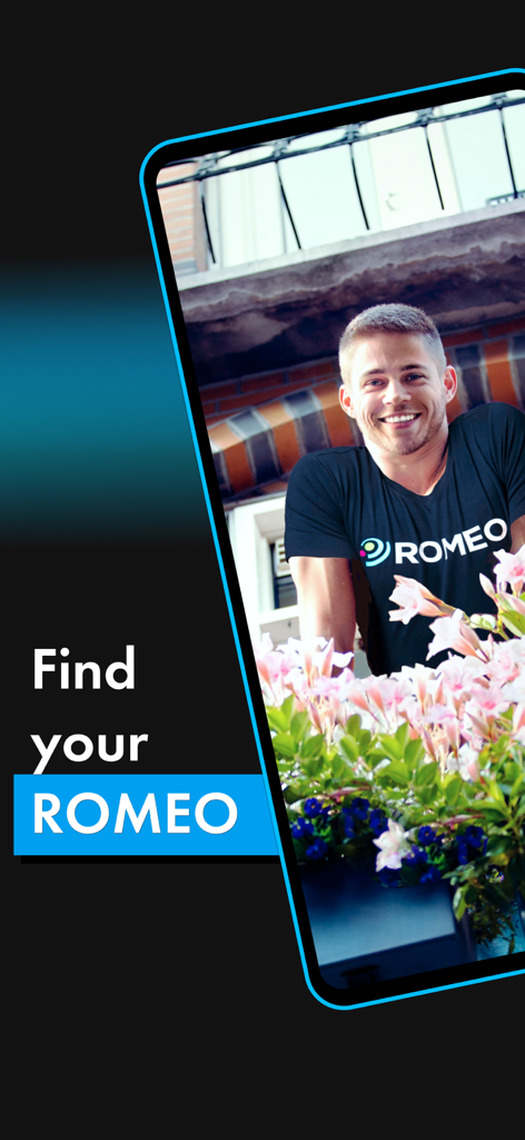 ROMEO - Gay Dating & Chat - Un homme souriant portant un t-shirt ROMEO sur un balcon avec le texte Trouvez votre ROMEO