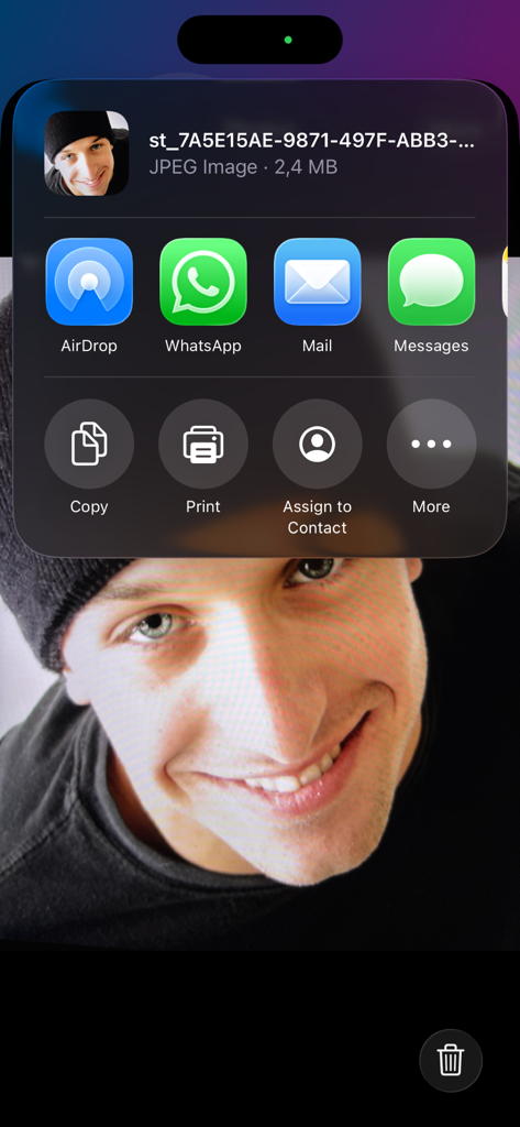 Self Timer - O menu de compartilhamento do iOS aberto sobre uma selfie tirada com o aplicativo Temporizador