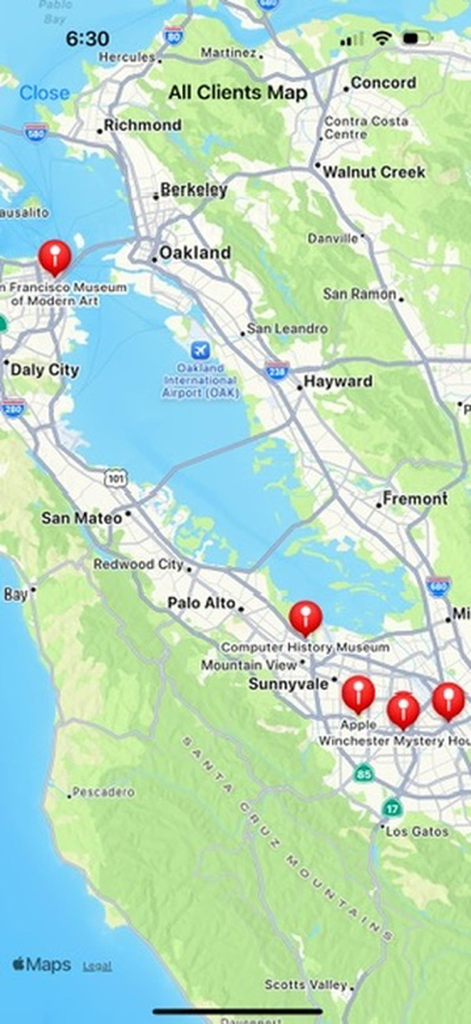Una vista mappa dall'app Simple Client List che mostra più posizioni di clienti contrassegnate da segnaposto rossi in un'area urbana.