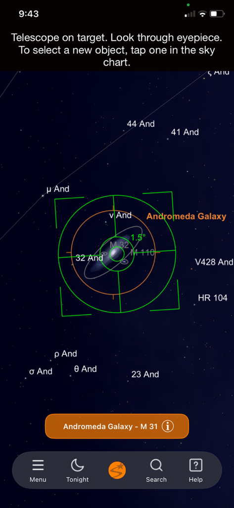 Celestron StarSense Explorer - Interfaccia dell'app Celestron StarSense Explorer che mostra un puntatore verde centrato sulla Galassia di Andromeda nella mappa del cielo notturno