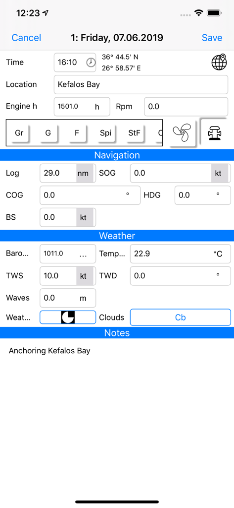 Una pantalla de entrada de cuaderno de bitácora digital para un yate que incluye campos de navegación y datos meteorológicos