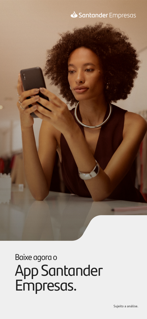 Una mujer profesional usando la app de banca móvil Santander Empresas en su smartphone