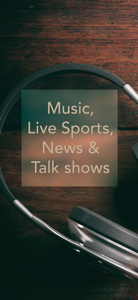 FM Radio Wave - Casque audio sur un fond en bois avec du texte mettant en évidence les fonctionnalités de FM Radio Wave : Musique, Sports en direct, Actualités et Émissions-débats.