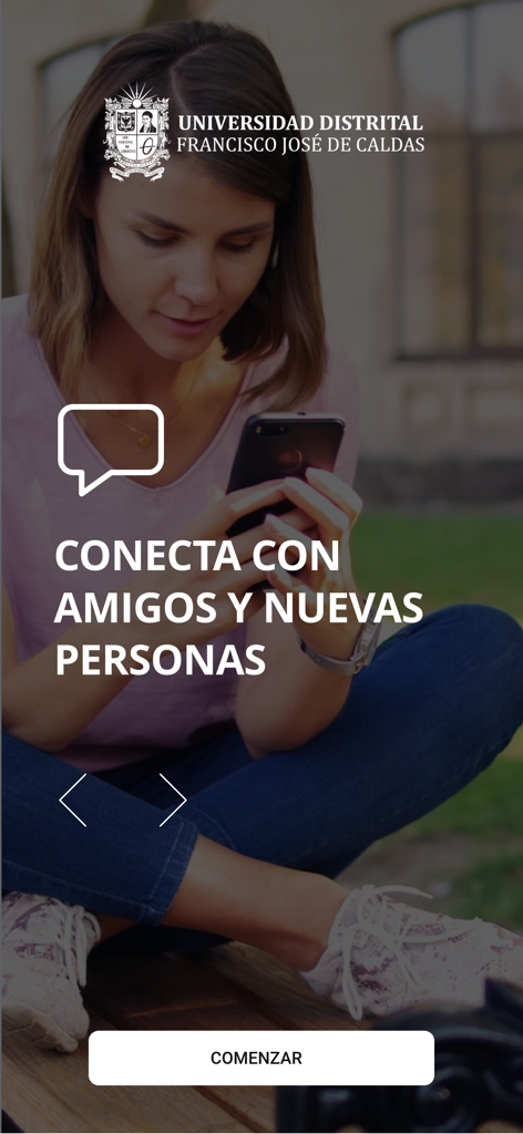 Um estudante universitário usando o U Distrital App para se conectar com amigos e novas pessoas.