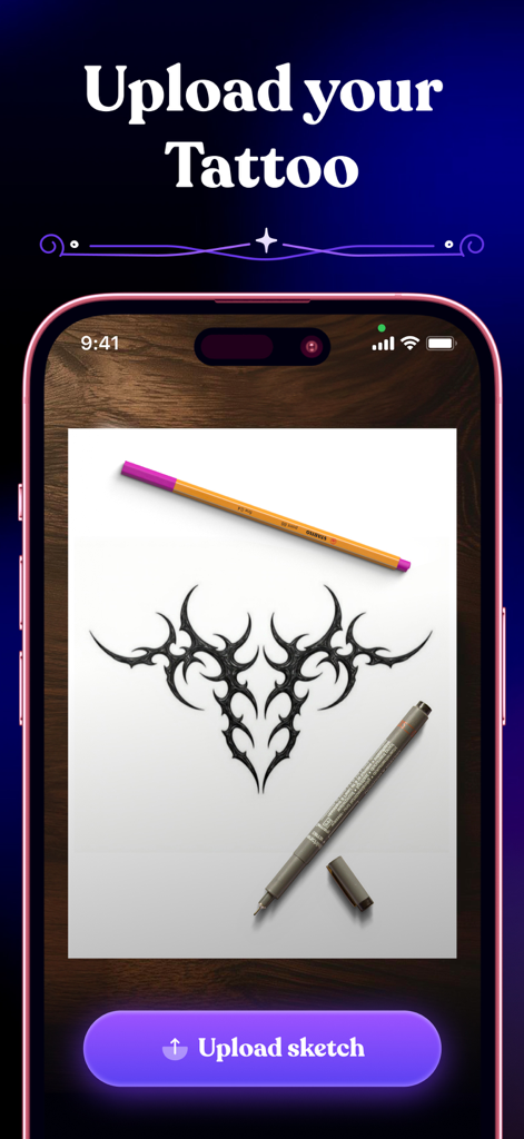 Tattoo Guruアプリのインターフェース。黒いサイバーシジリズムのタトゥーデザインが表示されているスケッチアップロード機能
