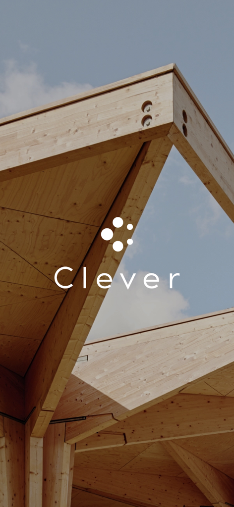 Schermata iniziale dell'app mobile Clever che mostra il logo dell'azienda su una moderna struttura in legno sotto un cielo blu