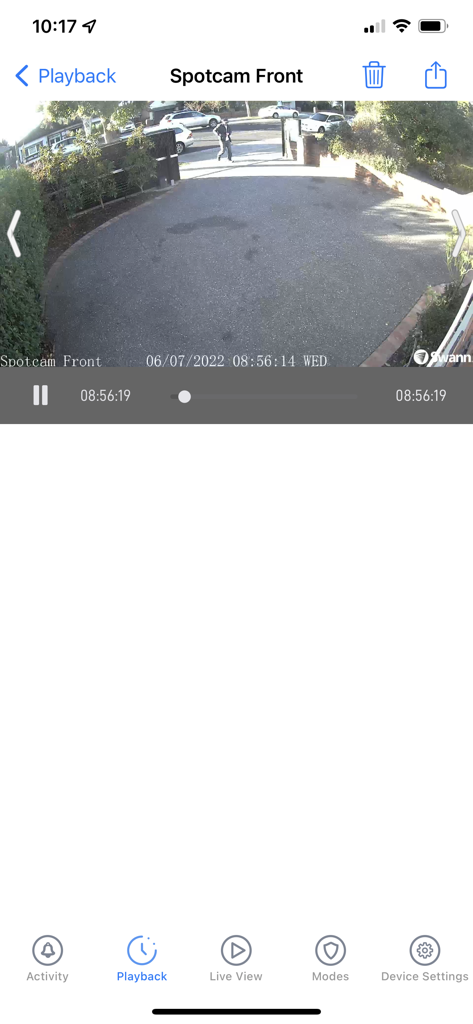 Pantalla de reproducción de la aplicación Swann Security que muestra una vista grabada de la entrada de una casa