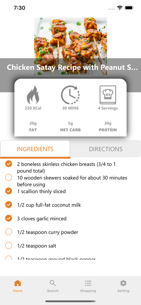 Keto Recipes: Low Carb Diet - La aplicación Recetas Keto muestra ingredientes de Pollo Satay y macros nutricionales como carbohidratos netos y proteínas.