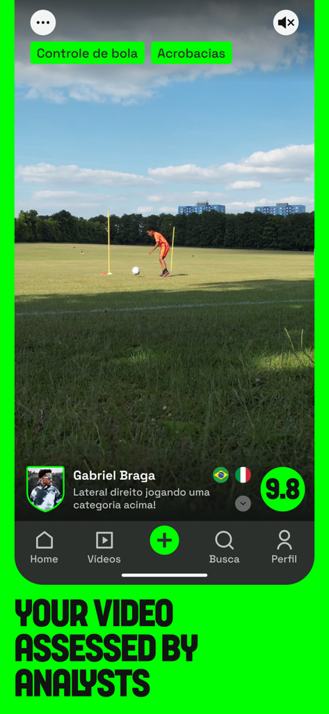 Footbao - Footbao app interface showing a soccer player's training video with a professional analyst score.