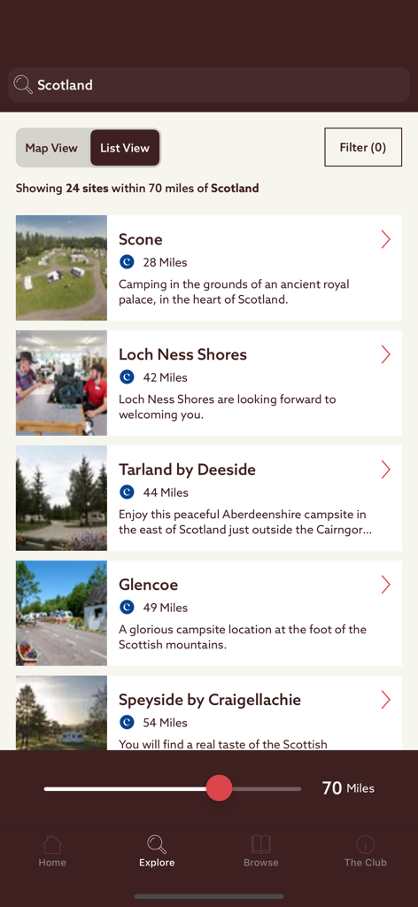 SiteSeeker - SiteSeekerモバイルアプリに表示されるスコットランドのキャンプ場リスト。距離と説明が含まれています。