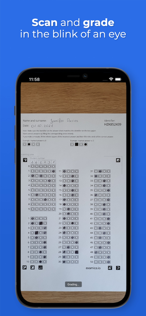 Examica for Teachers - Un smartphone utilizando la aplicación Examica para escanear y calificar instantáneamente una hoja de respuestas de opción múltiple en papel.
