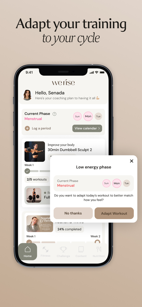 Un smartphone que muestra la interfaz de la aplicación WeRise con una ventana emergente para adaptar los entrenamientos según la fase del ciclo menstrual.