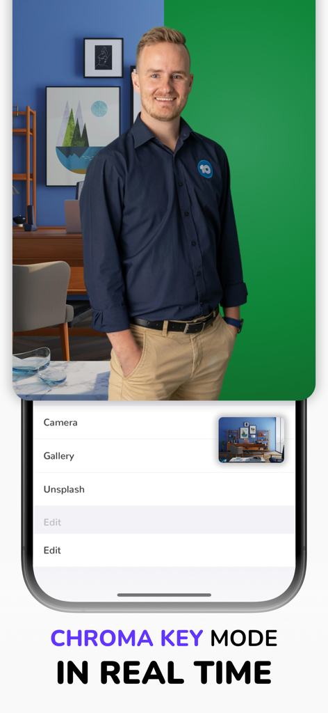 Teleprompter App - Autokue - Um homem demonstrando o recurso de tela verde chroma key em tempo real no aplicativo Autokue para substituir um fundo por um escritório virtual