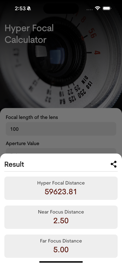 Interfaz de la aplicación Hyper Focal Calculator que muestra los resultados calculados para la distancia hiperfocal, las distancias de enfoque cercanas y lejanas.