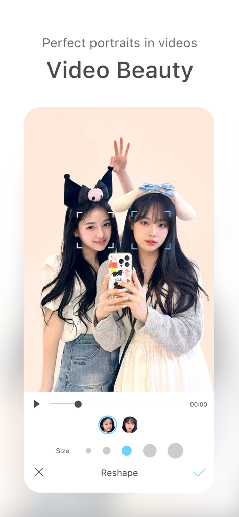 2人が鏡セルフィーを撮っている様子を示すSODAアプリのインターフェイスで、ビデオビューティーとリシェイプ機能を表示