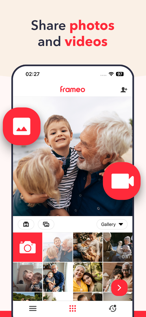 La interfaz de la aplicación Frameo que muestra la pantalla de un smartphone con una galería de fotos familiares y una función para compartir vídeos