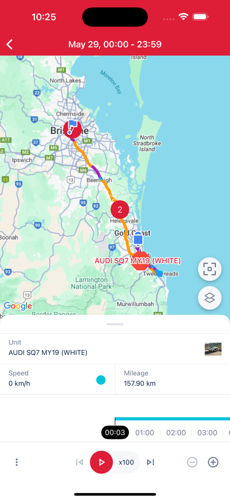 Ein Screenshot von Trakpro Live, der eine Fahrzeugroute auf einer Karte mit Telematikdaten zu Geschwindigkeit und Kilometerstand zeigt.