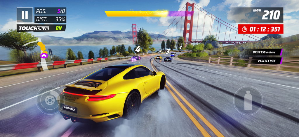 Asphalt Legends - Racing Game - 아스팔트 레전드에서 큰 붉은 다리가 있는 아름다운 고속도로를 드리프트하는 노란색 포르쉐.