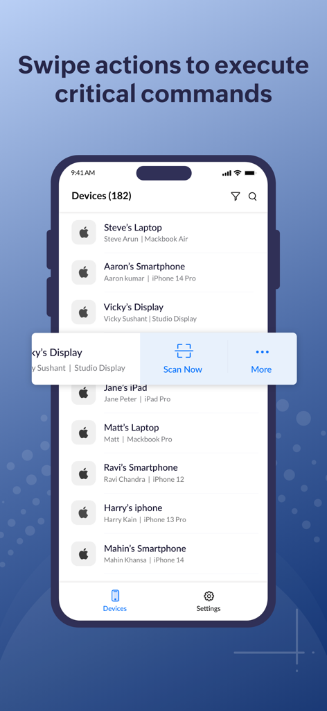 Screenshot dell'app Mobile Device Manager Plus che mostra come le azioni di scorrimento possono essere utilizzate per eseguire comandi su un elenco di dispositivi gestiti.